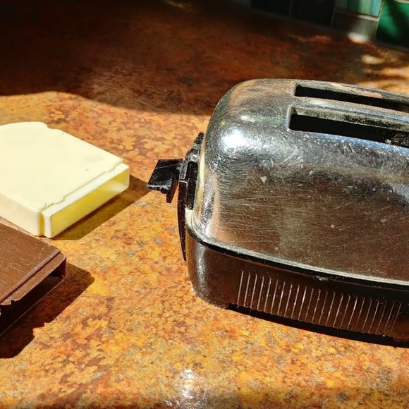 Vintage Salt and Pepper Toaster - Picture 7 of 8